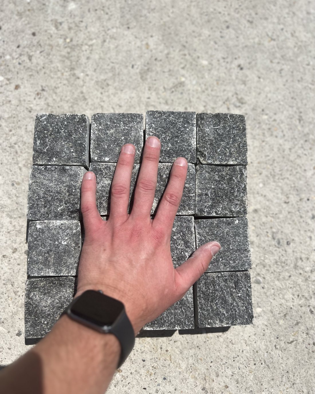 Чёрная гранитная брусчатка Gabbro 10×10×5 UGRAN — фото партии со склада