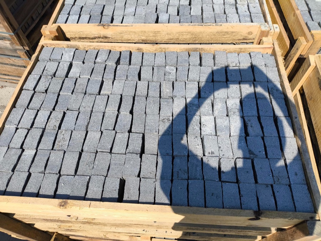 Паллеты с брусчаткой Gabbro, подготовленные к отгрузке