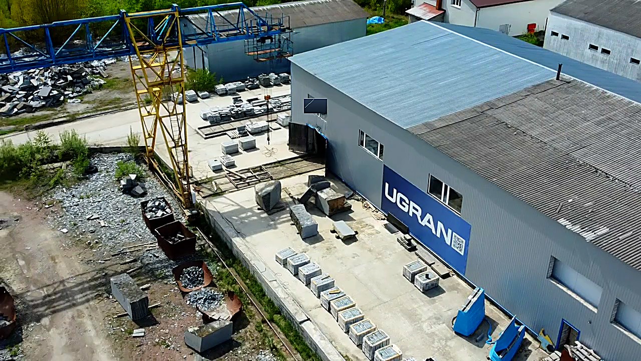Производственная площадка UGRAN: цех, кран-балка, паллеты камня